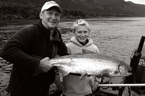 Portland, Oregon Fishing Guide Salmon, Sturgeon, Walleye, Crab.